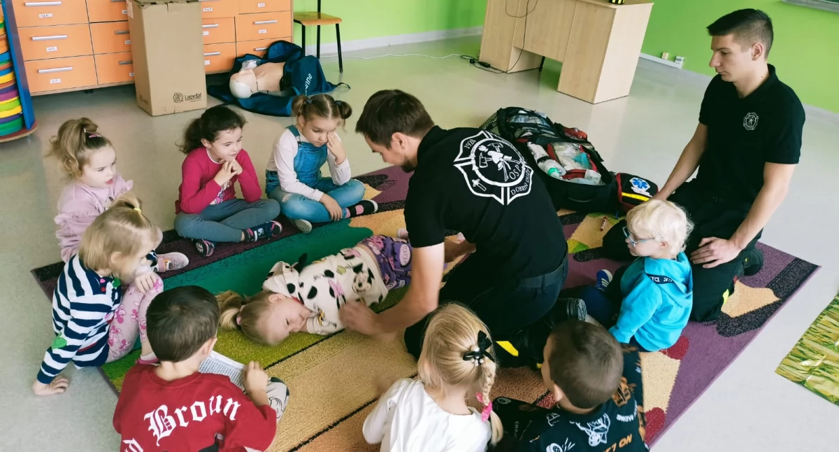 Pomoc, Dobryń Duży Rekordowa liczba uczniów przeprowadziła resuscytację ważna lekcja ratowania życia - zdjęcie, fotografia