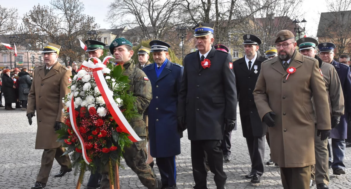 historia, atmosferze patriotyzmu zadumy mieszkańcy Białej Podlaskiej oddali hołd bohaterom uczestnicząc uroczystościach okazji Narodowego Święta Niepodległości - zdjęcie, fotografia