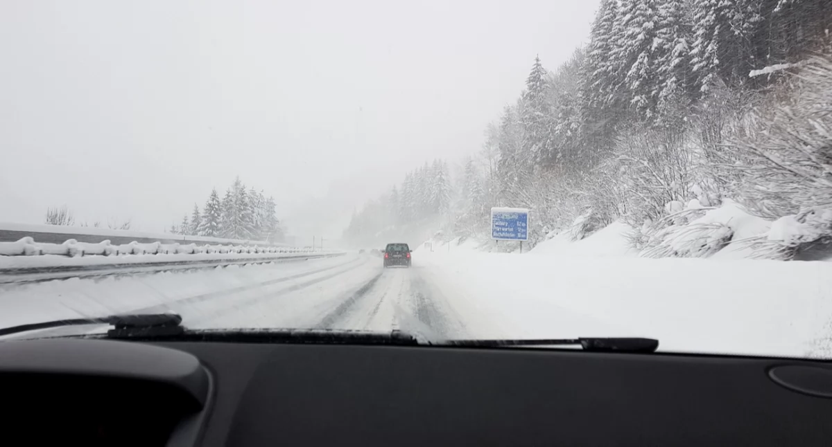 Artykuł sponsorowany, Zimowa jazda autostradzie Zasady bezpieczeństwa których musisz pamiętać - zdjęcie, fotografia