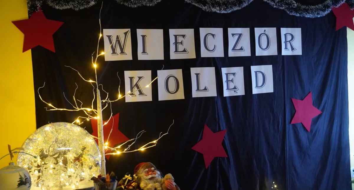 ludzie, Magia polskich kolęd rozbrzmiewała internacie Niezapomniany wieczór pełen świątecznej atmosfery - zdjęcie, fotografia
