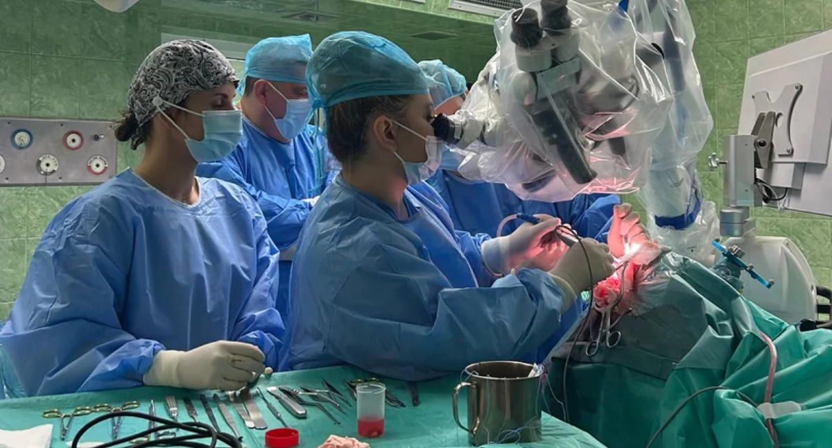 zdrowie, Neurochirurdzy operują mózgu zastosowaniem kwasu aminolewulinowego - zdjęcie, fotografia
