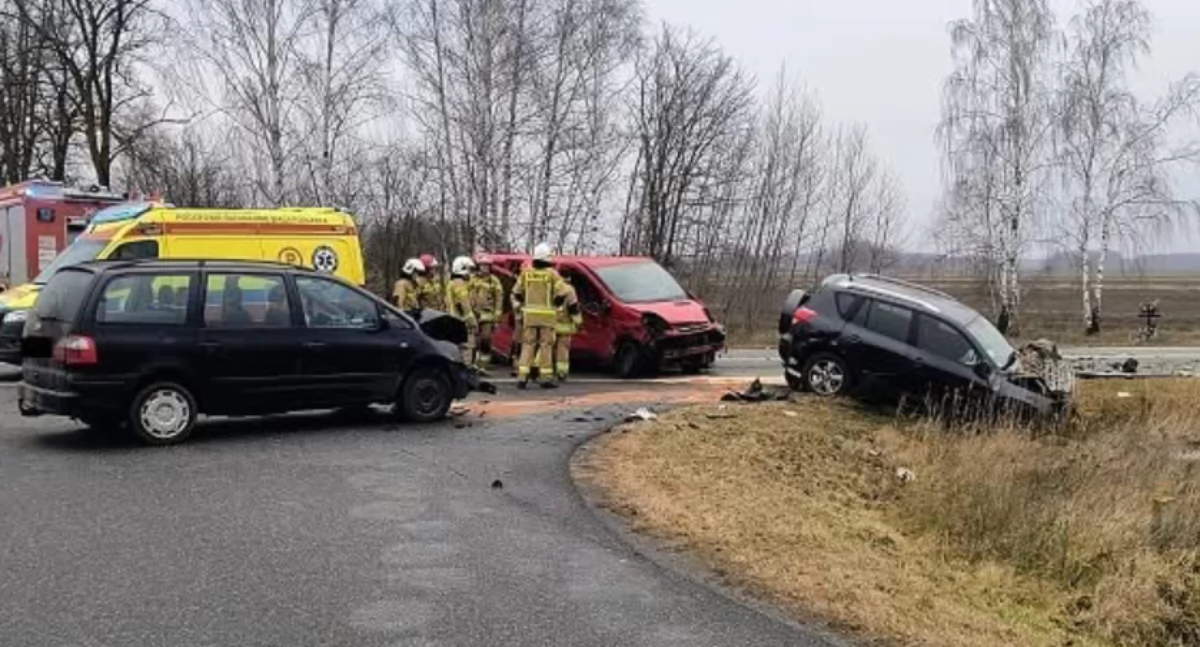 Komunikat policji, Zderzenie trzech pojazdów Sławatyczach Kolonii zablokowana - zdjęcie, fotografia