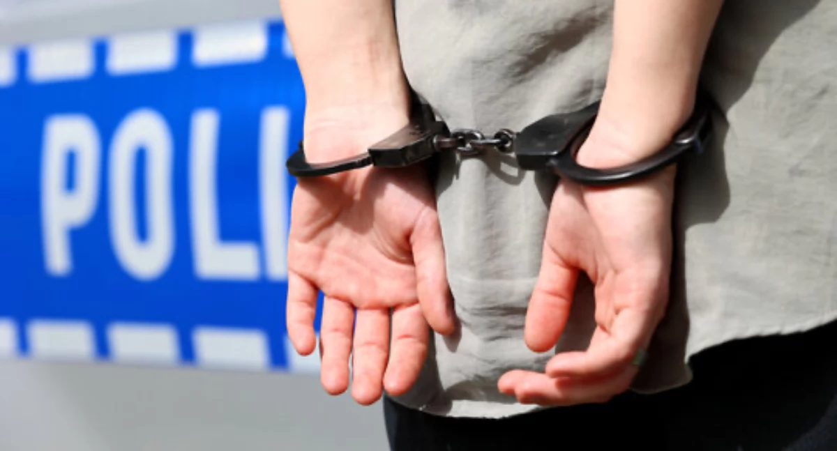 Komunikat policji, Demolka sklepu Zalesiu irracjonalny wybryk latka może skończyć latami więzienia - zdjęcie, fotografia