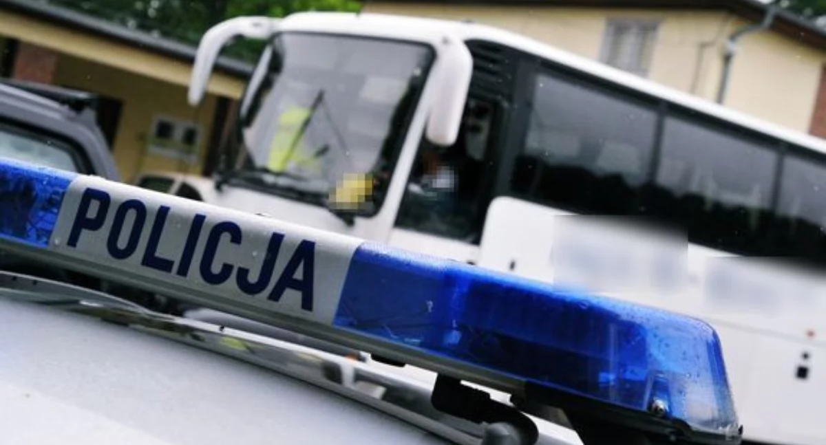 Komunikat policji, latek zakazem prowadzenia kierownicą autobusu Policja zatrzymała kierowcę któremu grozi więzienia - zdjęcie, fotografia