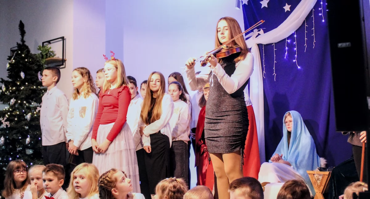 ludzie, Występy zdolnej młodzieży okazji święta Trzech Króli Gminnym Centrum Kultury Konstantynowie koncert skrzypcowy Zdzisława Marczuka - zdjęcie, fotografia