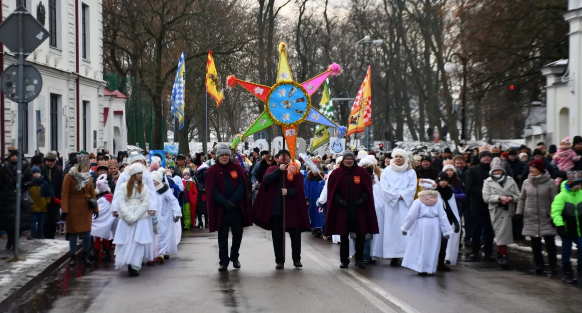 kościół, Tradycyjny Orszak Trzech Króli jednoczy mieszkańców Białej Podlaskiej Relacja wydarzenia miasta - zdjęcie, fotografia