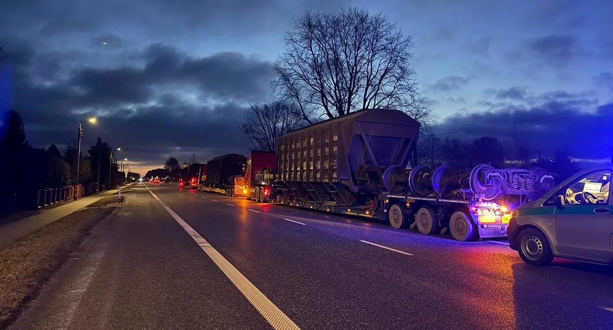 Granica, Ciężarówki wagonami kolejowymi zatrzymane Zalesiu Wysokie przewoźników - zdjęcie, fotografia