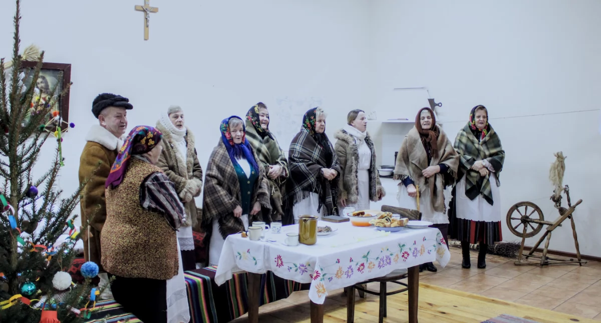 ludzie, Wyjątkowe widowisko Woskrzenicach Małych “Wieczór Wigilijny” wykonaniu zespołu Sitniczanie - zdjęcie, fotografia