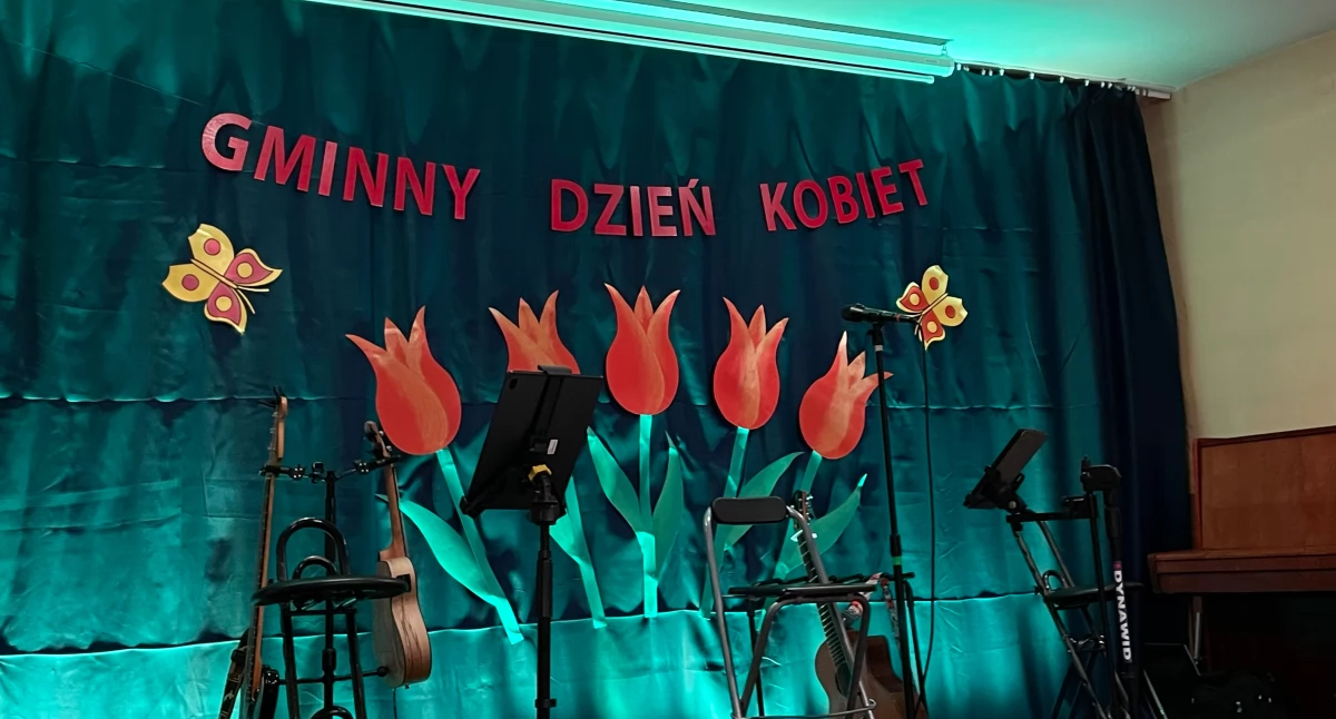 ludzie, Święto Kobiet Sosnówce Muzyka Kabaret Nagrody podczas Gminnych Obchodów Kobiet - zdjęcie, fotografia