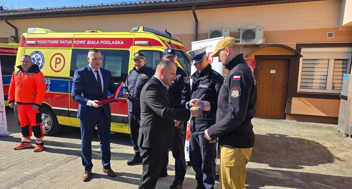 Inwestycje, Biała Podlaska Służby ratunkowe otrzymały uniwersalne piloty szlabanów osiedlach - zdjęcie, fotografia