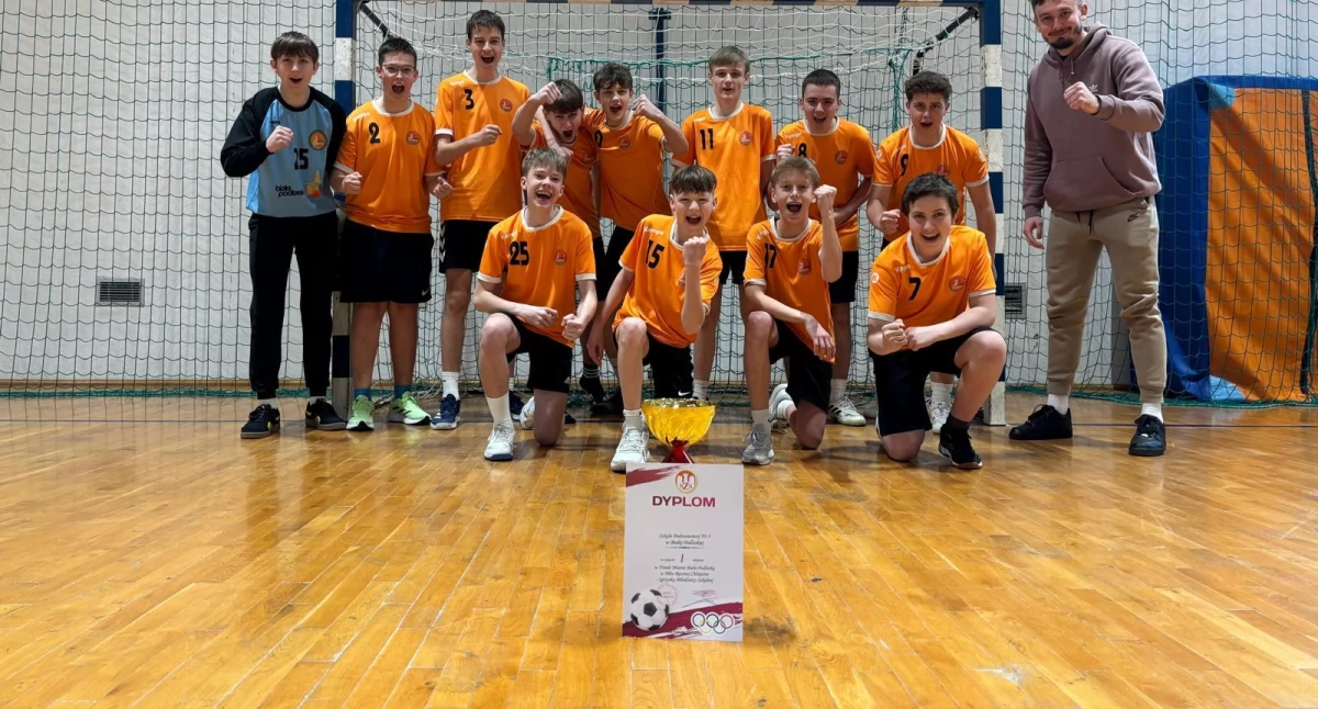 Piłka ręczna, Szkoła Podstawowa Białej Podlaskiej triumfuje Miejskim Finale Piłki Ręcznej Chłopców - zdjęcie, fotografia
