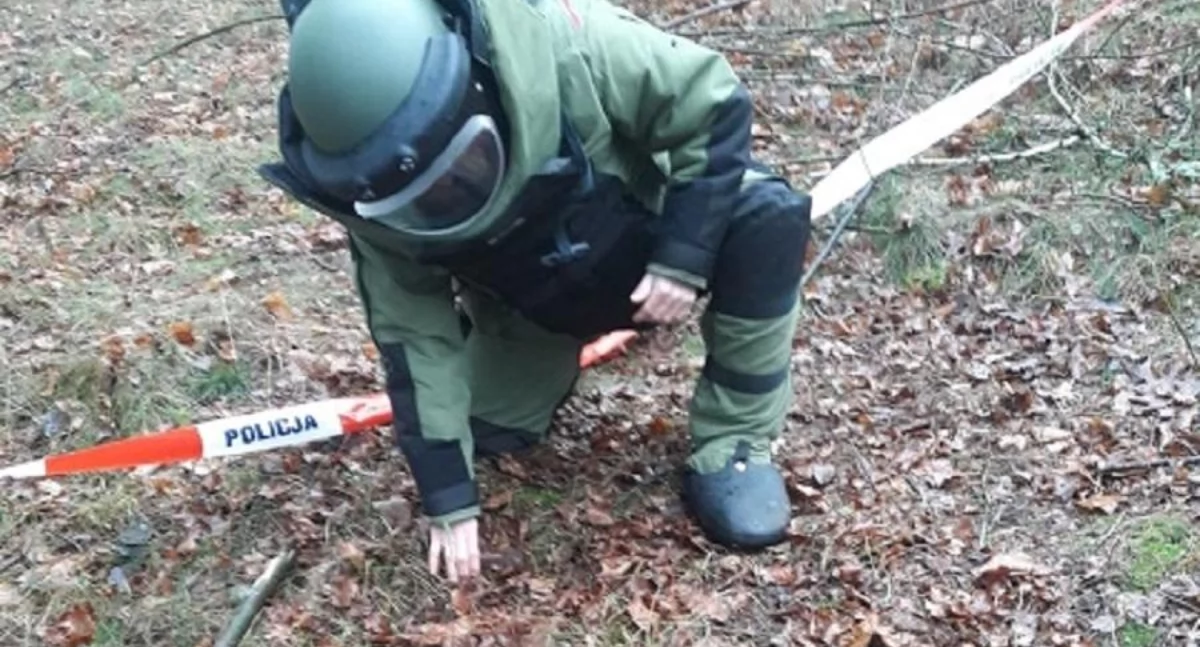 Komunikat policji, Niebezpieczne znalezisko Białej Podlaskiej Prace ziemne ujawniły niewybuch Janowskiej teren zabezpieczony - zdjęcie, fotografia