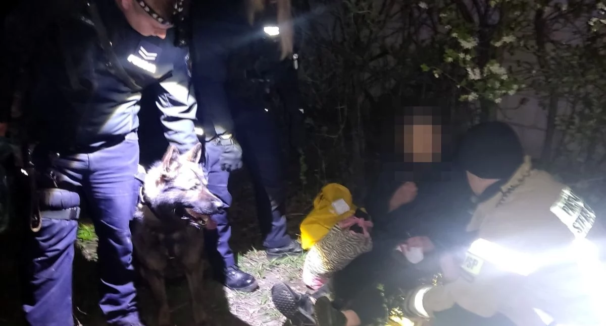 poszukiwani/zaginieni, Alarm Wisznicach! Policyjny bohaterem nocnych poszukiwań zaginionej seniorki - zdjęcie, fotografia