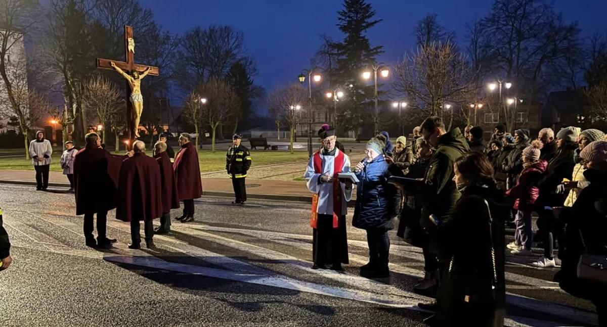 kościół, Wisznice Modlitwa refleksja ulicach Tradycyjna Droga Krzyżowa przed Niedzielą Palmową zgromadziła wiernych - zdjęcie, fotografia