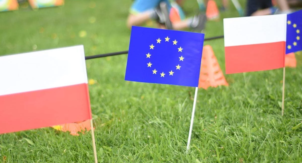 ludzie, Biała Podlaska świętuje rocznicę wejścia Polski Europejskiej! Piknik „Kochamy Europo” kwietnia - zdjęcie, fotografia
