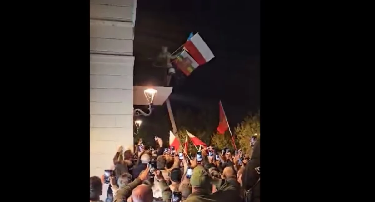 polityka, Grzegorz Braun Białej Podlaskiej wywołuje skandal szturmem flagę Ukrainy miejskiego urzędu Będzie zawiadomienie prokuratury - zdjęcie, fotografia