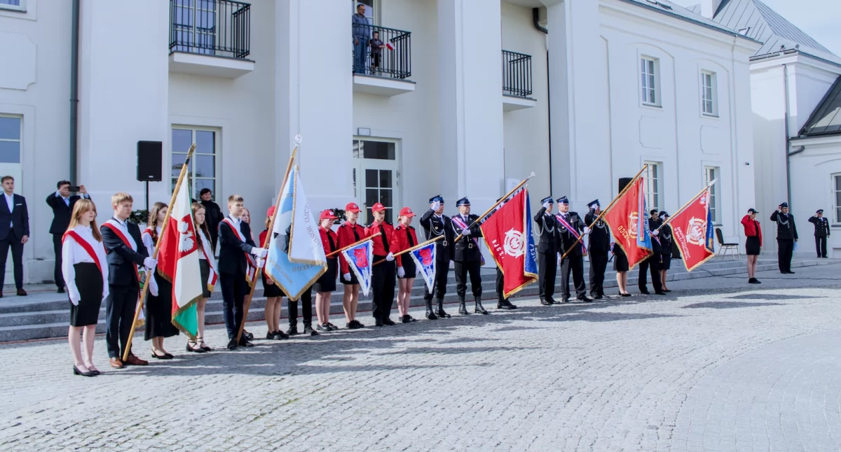 ludzie, Uroczyste obchody Powiatowego Strażaka Młodzieżowych Drużyn Pożarniczych Janowie Podlaskim - zdjęcie, fotografia