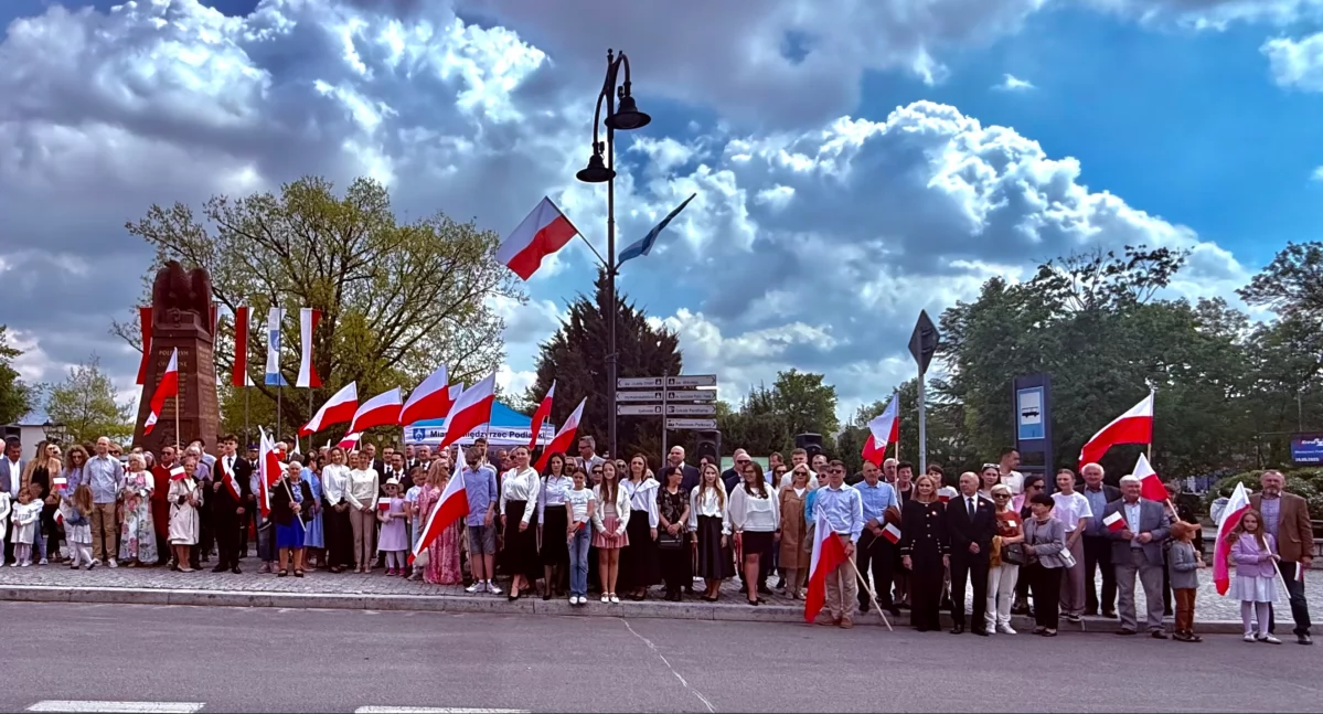 historia, hołdzie tradycji duchu wspólnoty Międzyrzec Podlaski uczcił rocznicę Konstytucji uroczystościami wręczeniem nagród polonezem - zdjęcie, fotografia