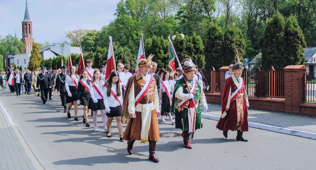 historia, Uroczysty przemarsz przeszedł ulicami Konstantynowa Obchody rocznicy uchwalenia Konstytucji - zdjęcie, fotografia