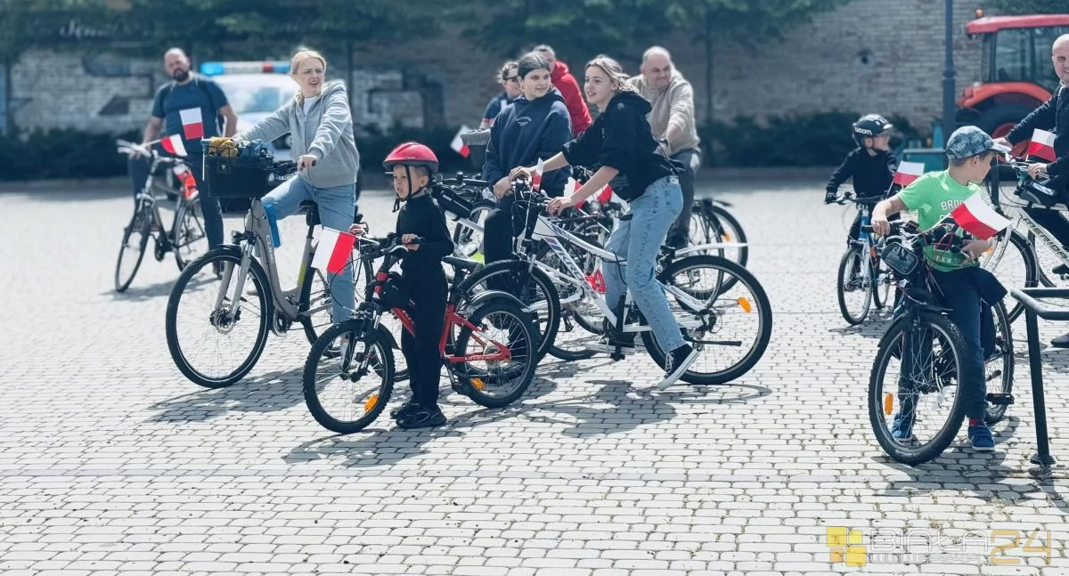 Rower, kilometrów Biało Czerwonej! Międzyrzec Podlaski świętował podczas Rowerowego Święta Flagi - zdjęcie, fotografia