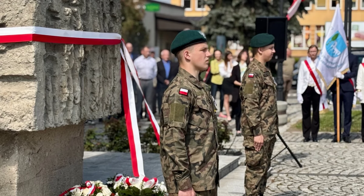 historia, Wisznice uczciły Konstytucję wspólny polonez hołd historii - zdjęcie, fotografia