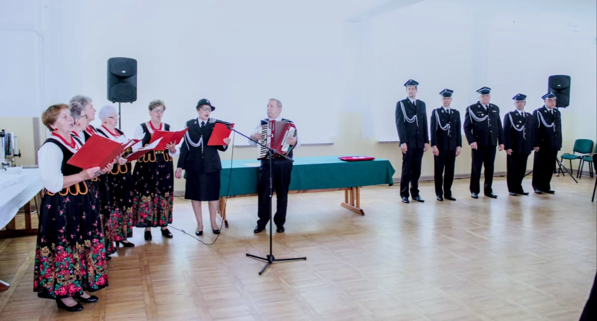 ludzie, Dzień Strażaka Dubowie wspólne świętowanie wyrazy uznania druhów - zdjęcie, fotografia
