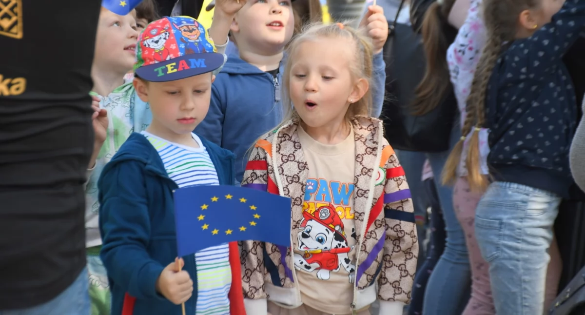 festyny, Biała Podlaska świętowała rocznicę wstąpienia Pikniku Kochamy Europo Radziwiłłowskim Parku - zdjęcie, fotografia