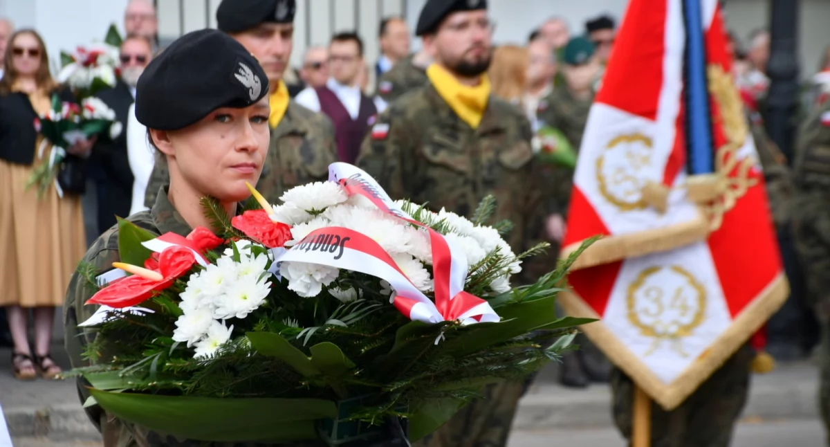 historia, Biała Podlaska świętowała rocznicę Konstytucji przemówienia złożenie kwiatów hołdzie Ojczyźnie - zdjęcie, fotografia