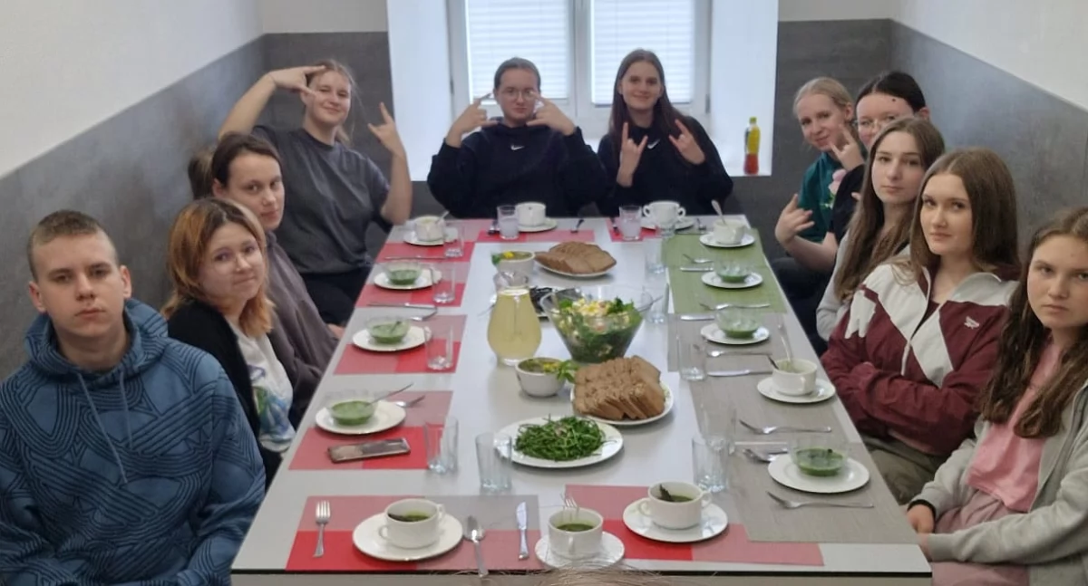 warsztaty, Zioła dzikie rośliny jadalne talerzu uczniowie Zespołu Szkół Leśnej Podlaskiej odkrywają naturalne smaki trendy kulinarne warsztatach ambasadorką zdrowego odżywiania - zdjęcie, fotografia