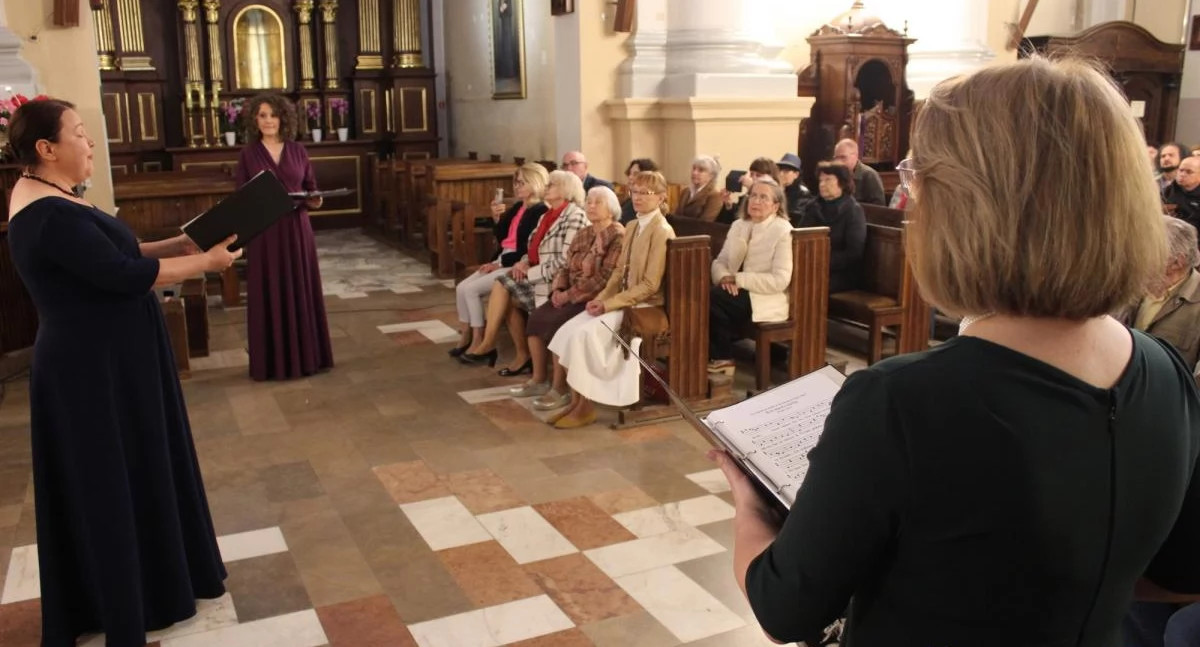 koncerty, Inauguracja Festiwalu Muzyki Organowej Kameralnej Białej Podlaskiej Zespół Donne Armoniche wirtuoz organów Mateusz Rzewuski oczarowali publiczność kościele Antoniego - zdjęcie, fotografia