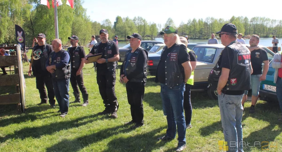 Moto, Klasyki Kubiki rozpoczęty paradą nocnym niebem Jeziorem Chotyłowie - zdjęcie, fotografia