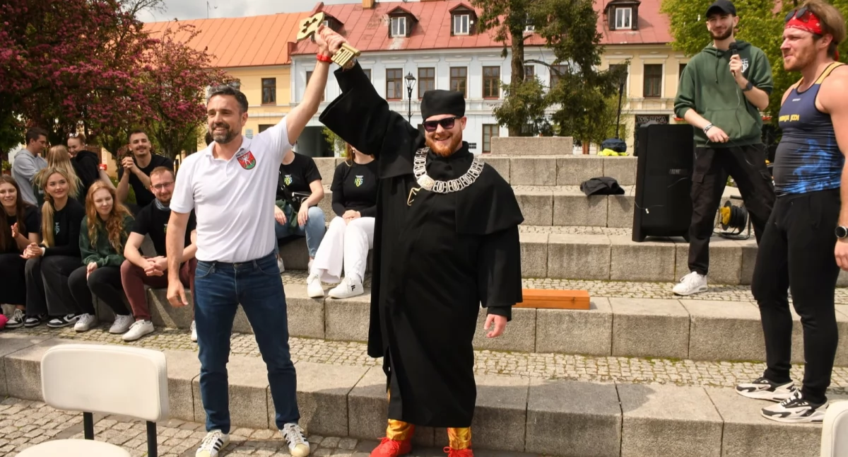 festyny, Studenci mają klucze miasta wielka impreza bialskiej uczelni - zdjęcie, fotografia