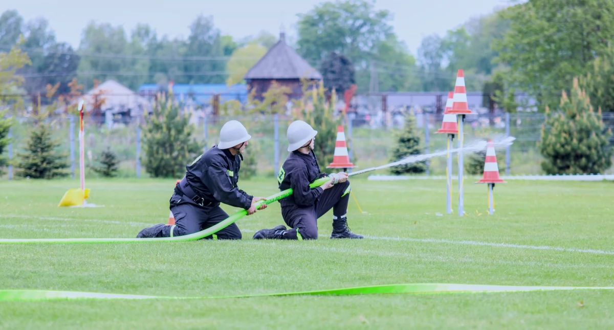 ludzie, Walka puchary Piszczacu Gminne Zawody Sportowo Pożarnicze - zdjęcie, fotografia