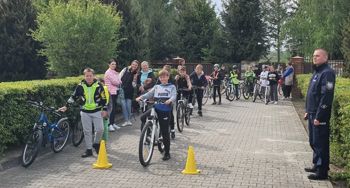 Rower, cykliści wielkim sprawdzianie uczniowie Zalesia zdali egzamin kartę rowerową okiem nauczycieli policji - zdjęcie, fotografia