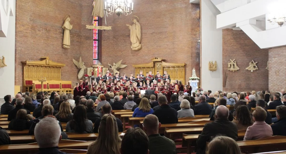 koncerty, Wyjątkowy Koncert Wielkanocny chóru Schola Cantorum Misericordis Christi wypełnił Diecezjalne Sanktuarium Miłosierdzia Bożego Białej Podlaskiej duchową muzyką - zdjęcie, fotografia