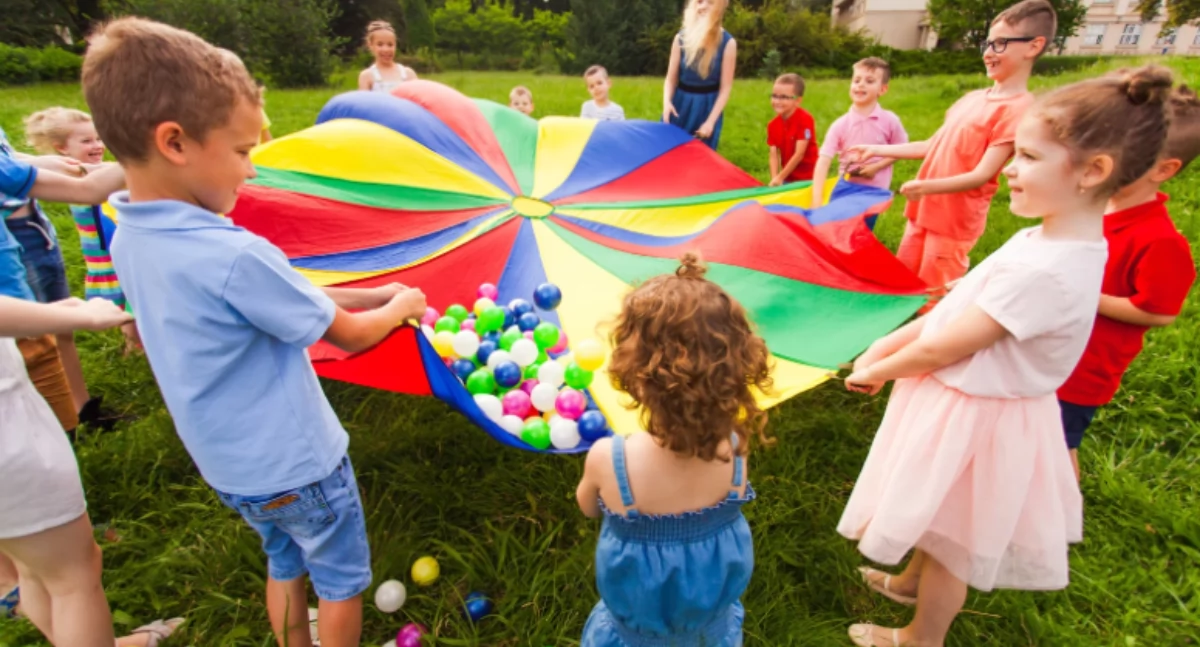 festyny, Gminny Dzień Dziecka Wisznicach plenerowe wydarzenie udziałem młodych wykonawców animacjami - zdjęcie, fotografia