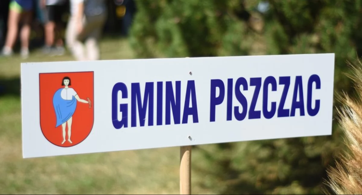 ludzie, Gdzie dzieci śmieją pianie dorośli tańczą Łobuzy kończą wieczór Festyn Rodzinny Gminie Piszczac - zdjęcie, fotografia