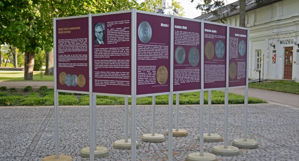 wystawy, wystawa plenerowa Parku Radziwiłłów wyjątkowa kolekcja medali „Serii Królewskiej” Witolda Korskiego - zdjęcie, fotografia