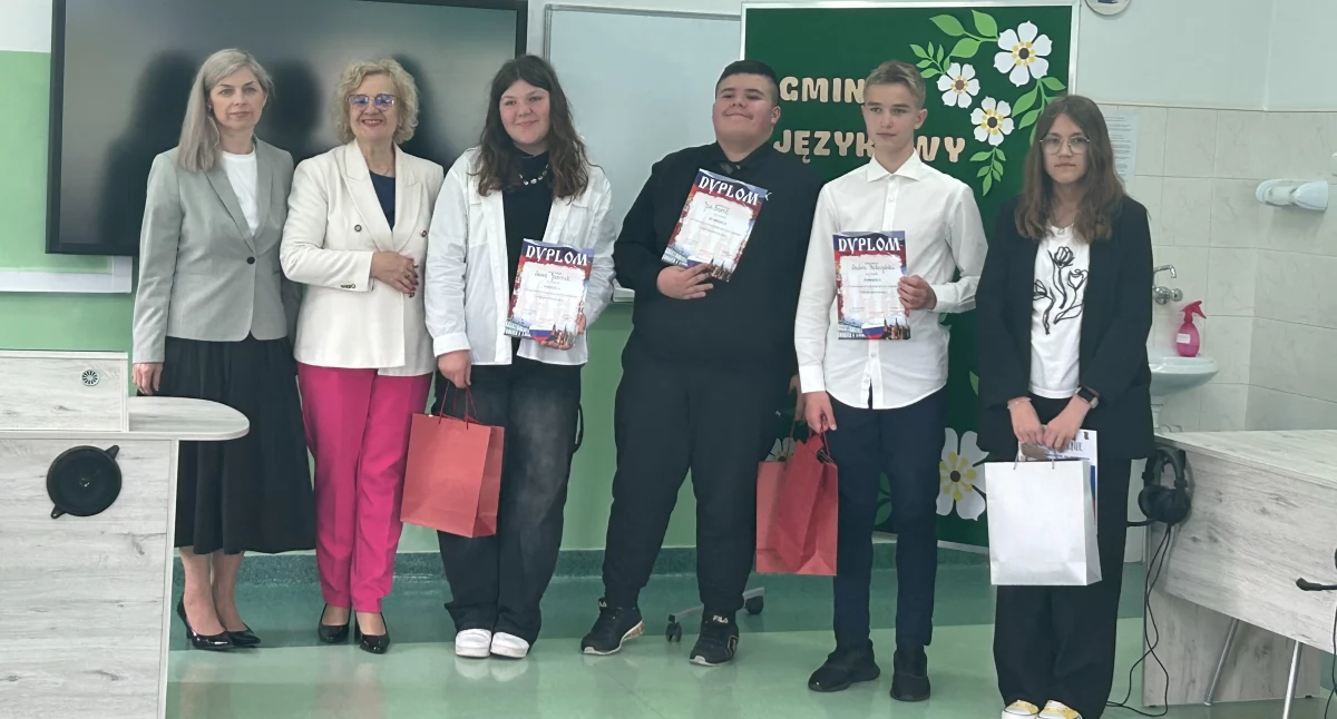 konkurs, Gminny Językowy Konkurs Recytatorski uczniowie popisali talentem językowym interpretacyjnym - zdjęcie, fotografia