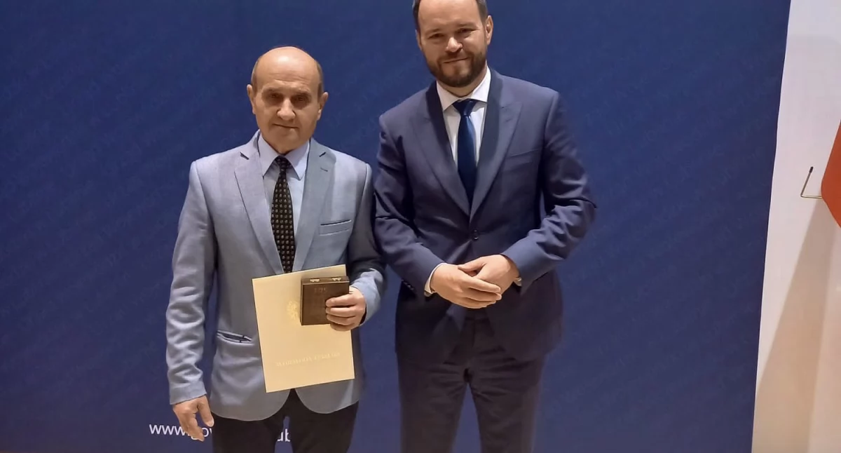 ludzie, Uhonorowanie Dyrektora Łomazach Ryszard Bielecki Medalem lecia - zdjęcie, fotografia