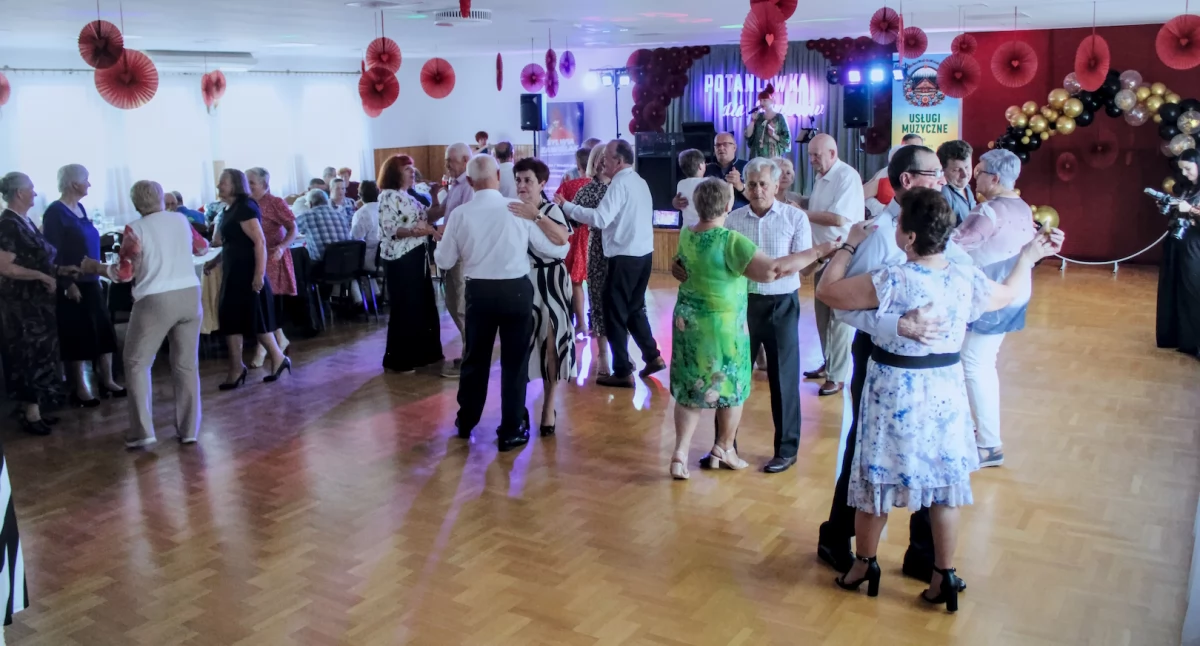 ludzie, Seniorzy pokazali Leśna Podlaska “Potańcówka Seniorów” Gminnym Ośrodku Kultury - zdjęcie, fotografia