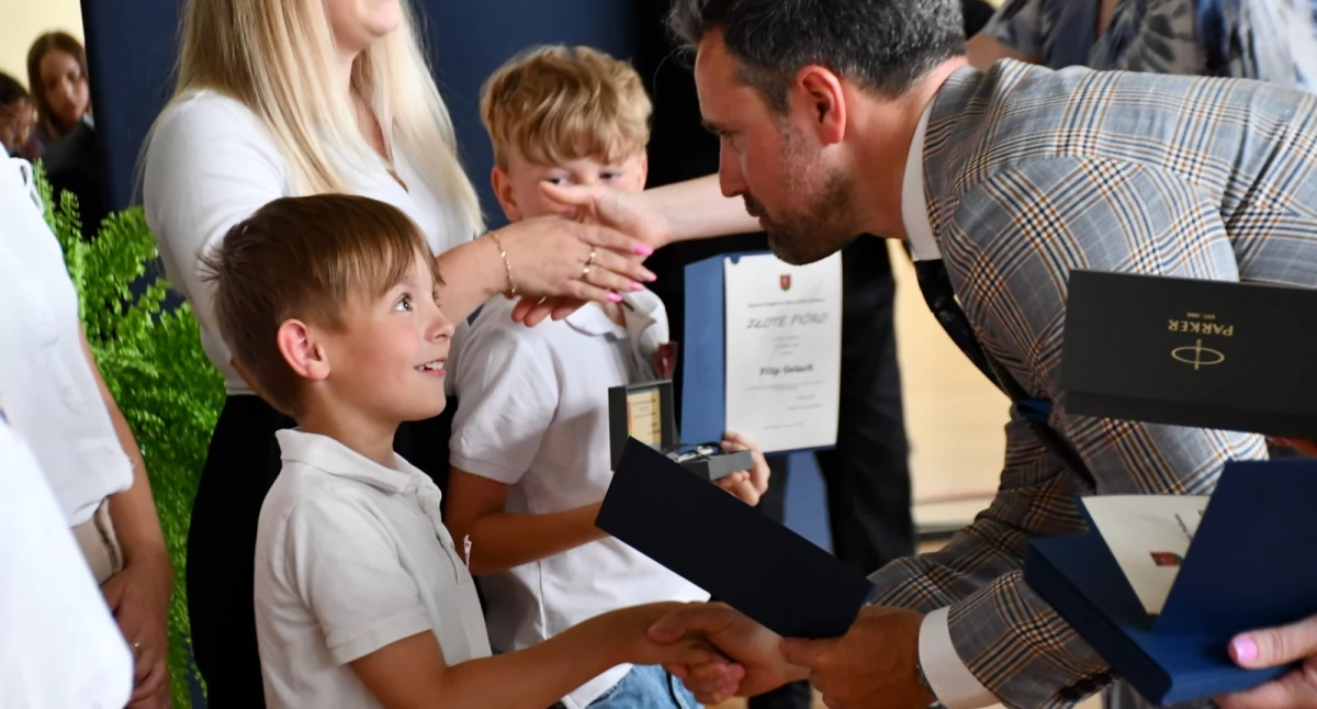 edukacja, przygodzie wiedzą Biała Podlaska uroczystym wręczeniem złotych diamentowych piór zachęca prawie prymusów rozwijania pasji zgłębiania świata nauki - zdjęcie, fotografia