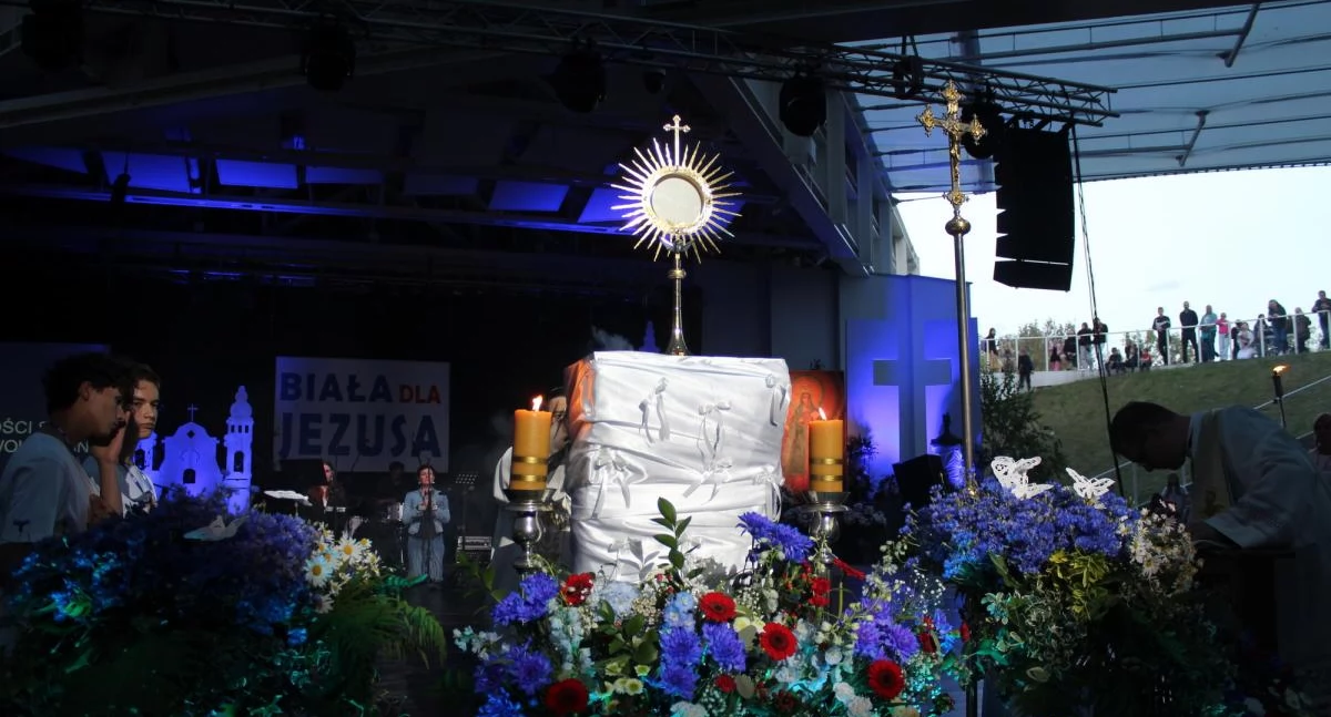 kościół, Radość Muzyka Sercu Białej Podlaskiej czerwca Boże Ciało uświetnił koncert uwielbienia „Biała Jezusa” Amfiteatrze Parku Radziwiłłowskiego - zdjęcie, fotografia