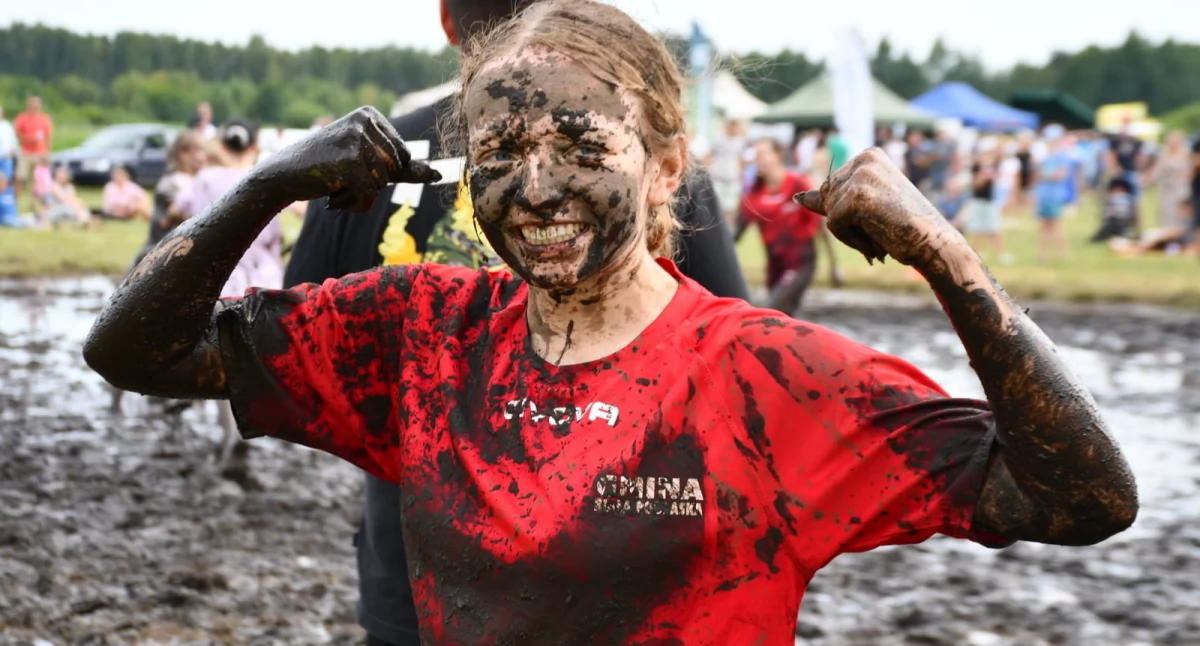 Piłka nożna, Błoto ziemniak świetna zabawa Gmina Tuczna gospodarzem niezapomnianego turnieju Piłki Błotnej festiwalu kulinarnego - zdjęcie, fotografia