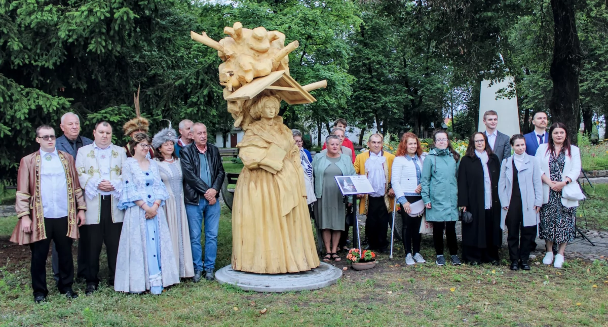 wystawy, Kodeń upamiętnił Elizę Krasińską Uroczyste odsłonięcie rzeźby - zdjęcie, fotografia