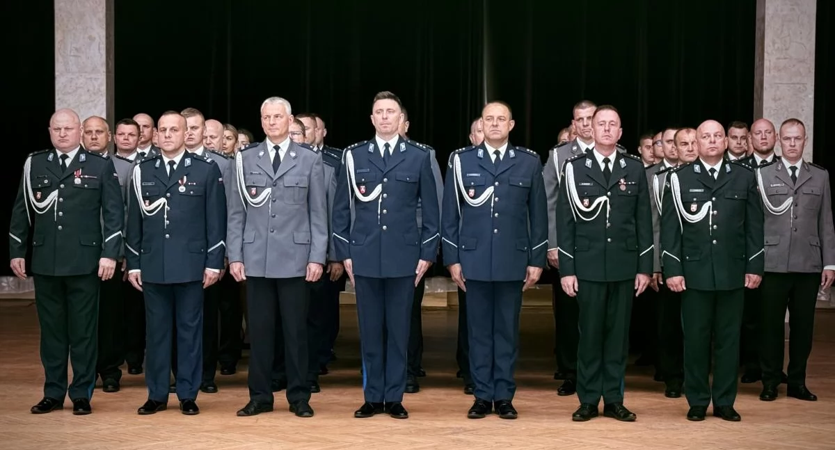 Ogólna, Policjanci Białej Podlaskiej świętowali awanse puchary wyróżnienia podczas uroczystości Starostwie - zdjęcie, fotografia