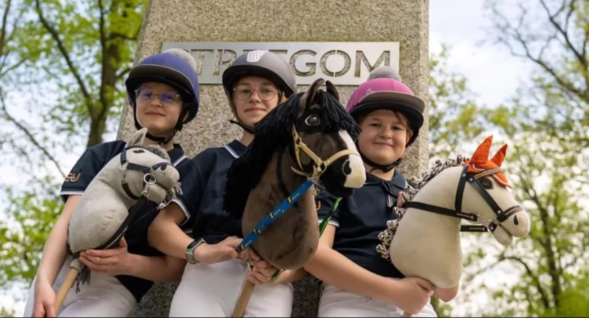ludzie, Galopem przygodę!” Rodzinne Zawody Hobby Horse podczas Wojewódzkiej Wystawy Zimnokrwistych Tucznej sierpnia! - zdjęcie, fotografia