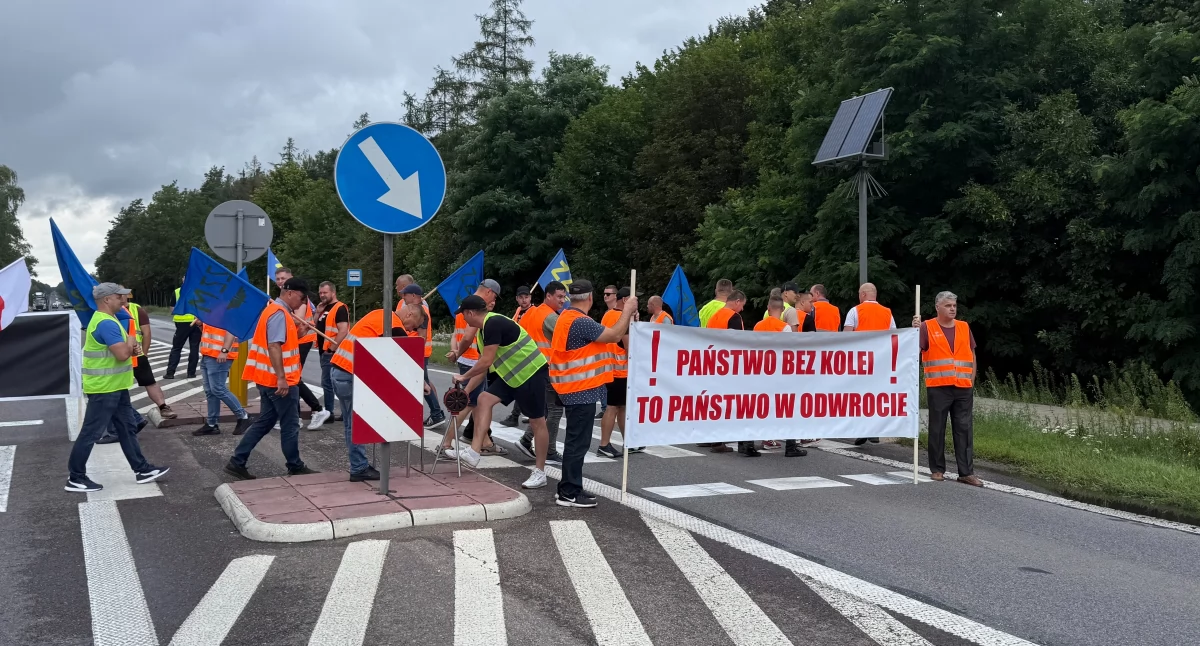 komunikacja, Protest maszynistów blokuje Styrzyńcu Deszcz pogarsza objazdów kierowcy muszą liczyć długim oczekiwaniem - zdjęcie, fotografia