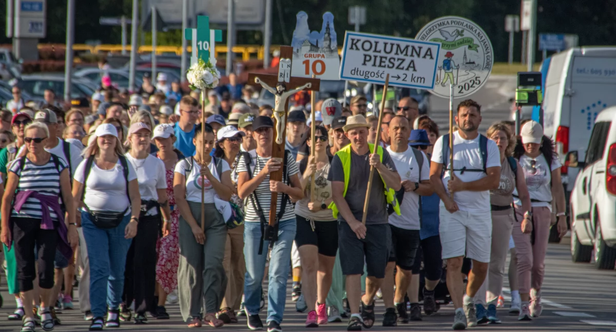 kościół, Pielgrzymka Grupy wyruszyła Międzyrzeca Pątnicy drodze Jasną Górę - zdjęcie, fotografia