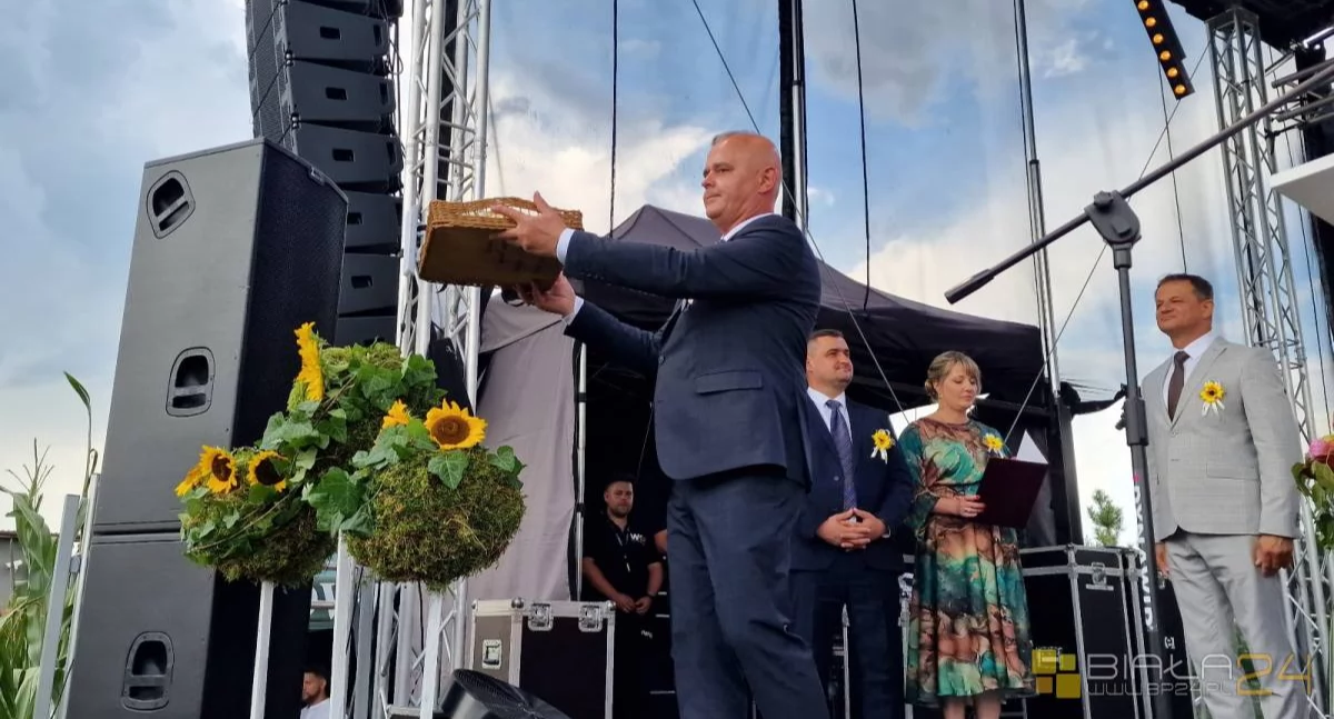 festyny, Wielkie dożynki powiatu bialskiego stadninie Janowie Podlaskim Mszą świętą koncertami uczczą rolniczy - zdjęcie, fotografia